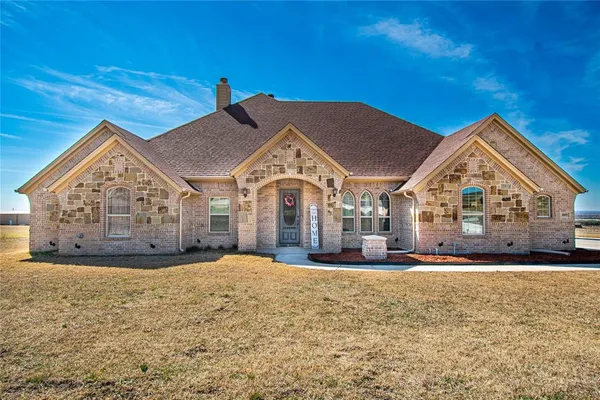 a view of multiple houses with a yard