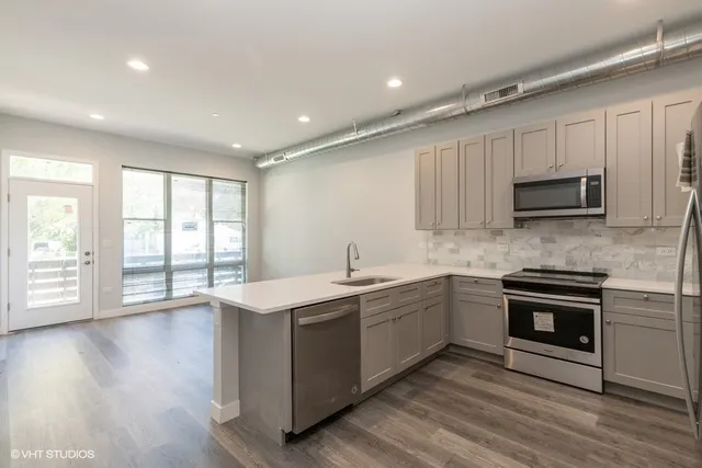 $2,399 | 8917 Grant Avenue, Unit 3B, Brookfield, IL 60513