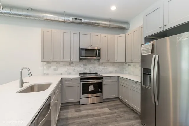 $2,399 | 8917 Grant Avenue, Unit 3B, Brookfield, IL 60513