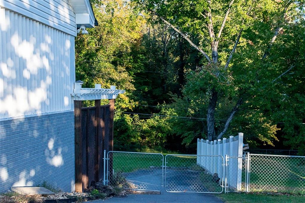 516 Country Club Road Mount Airy, NC 27030 - Photo 4 of 25 Gallery Image 4