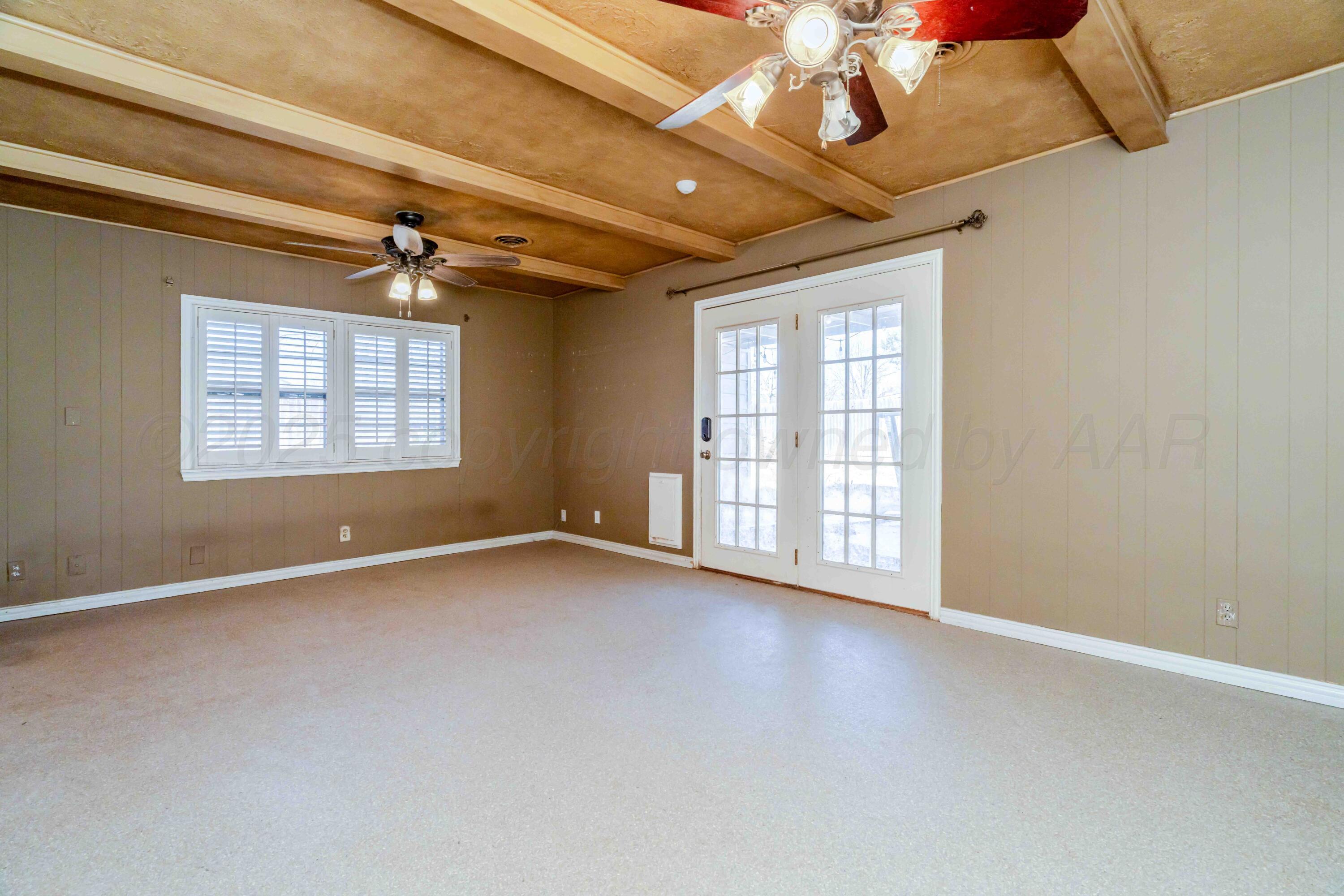 39 Crockett Drive Tulia, TX 79088 - Photo 15 of 29 an empty room with windows