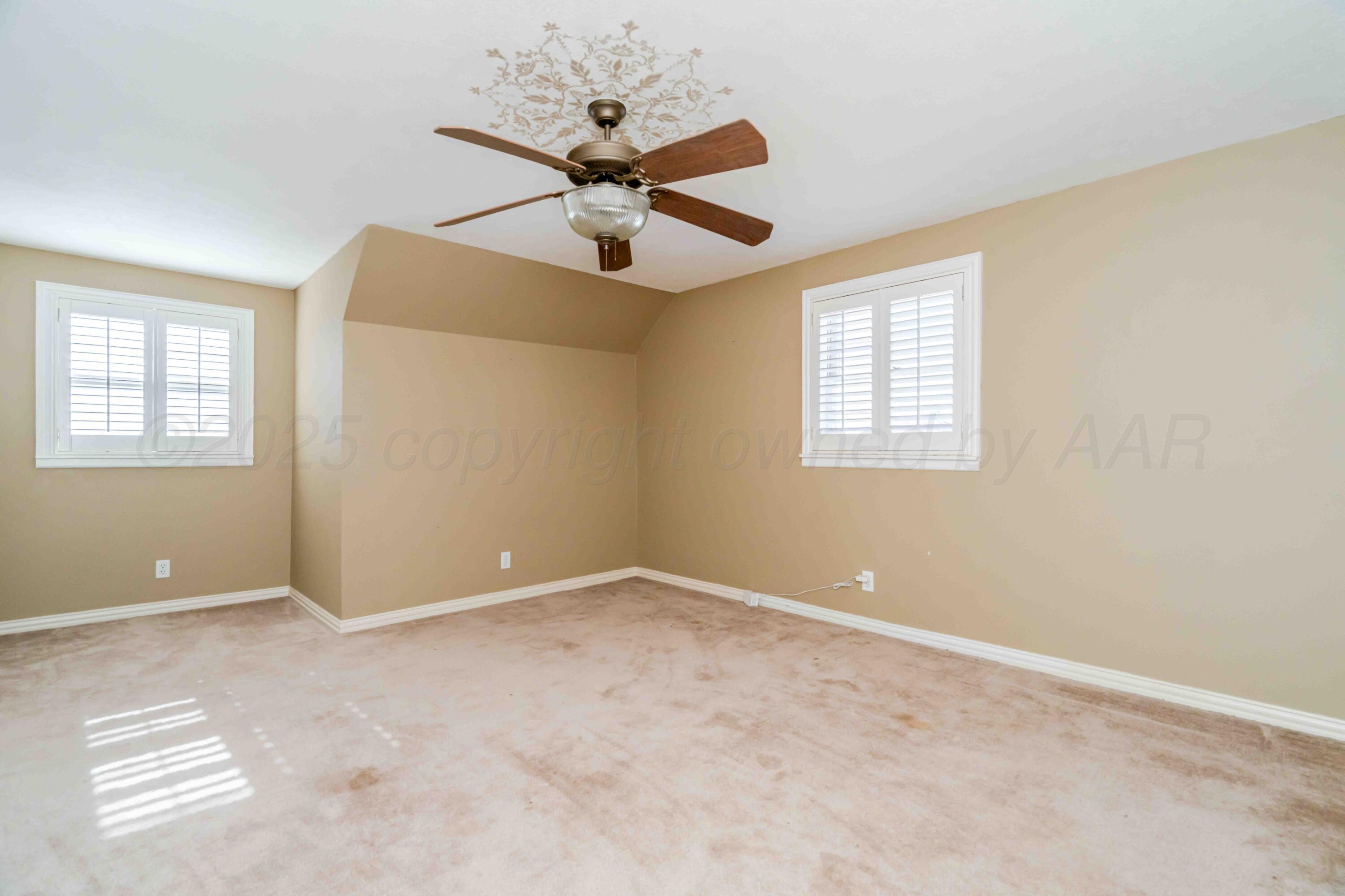 39 Crockett Drive Tulia, TX 79088 - Photo 22 of 29 an empty room with windows and fan