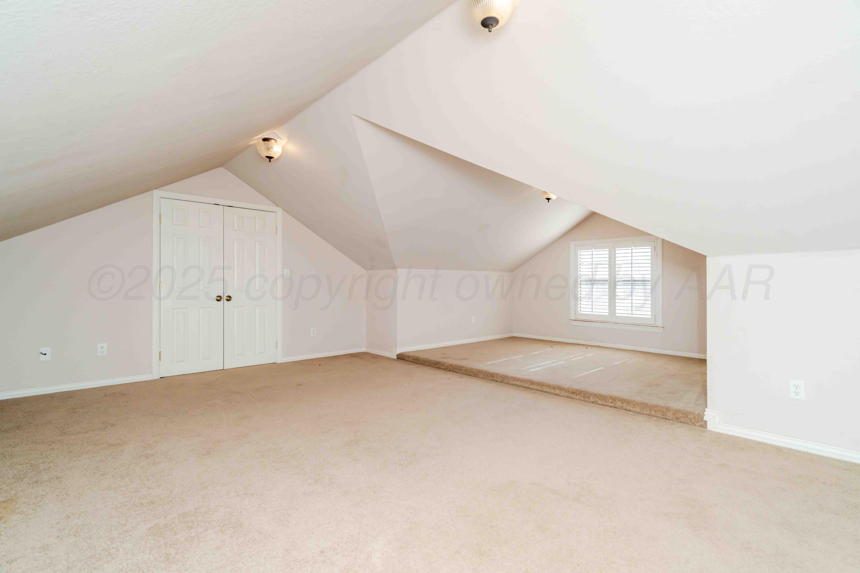 39 Crockett Drive Tulia, TX 79088 - Photo 27 of 29 an empty room with windows and closet