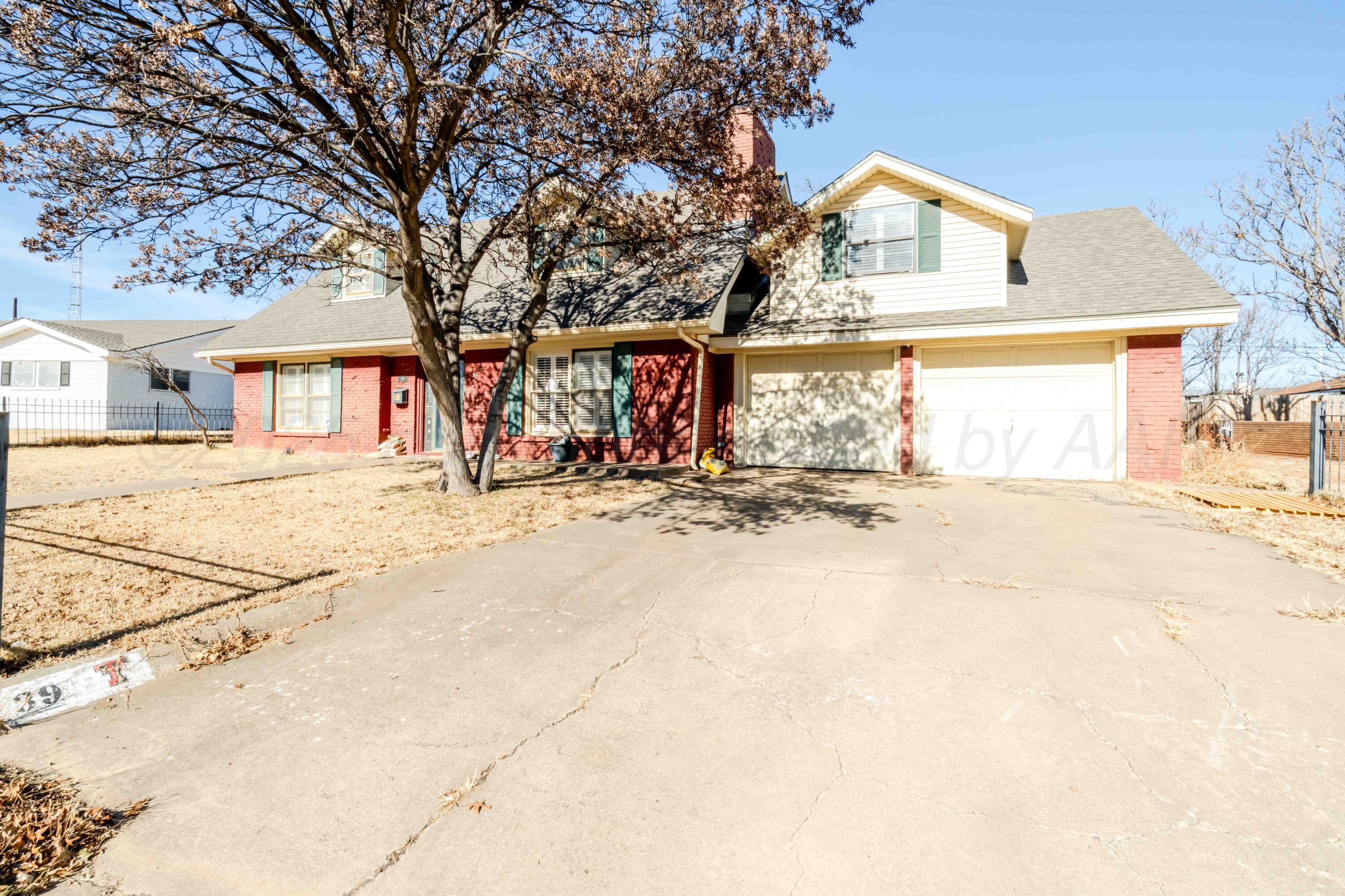 39 Crockett Drive Tulia, TX 79088 - Photo 4 of 29 front view of a house with a snow in the yard