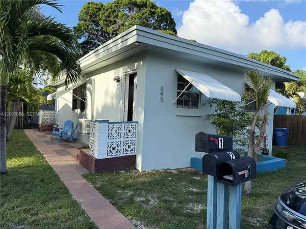 a view of a house with a yard