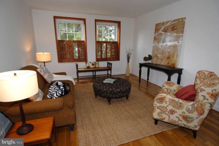 4601 31st Road South, Unit B2 Arlington, VA 22206 - Photo 15 of 19 Living Room
