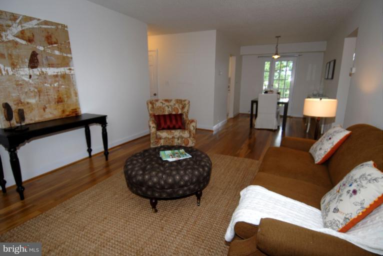 4601 31st Road South, Unit B2 Arlington, VA 22206 - Photo 3 of 19 Living Room