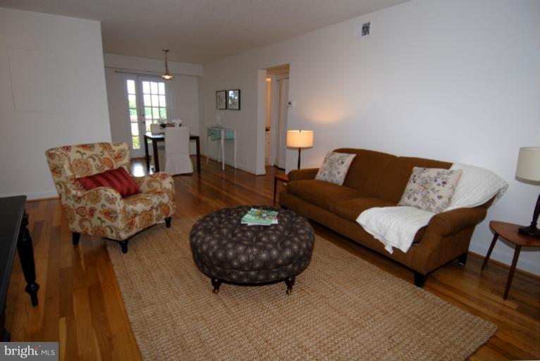 4601 31st Road South, Unit B2 Arlington, VA 22206 - Photo 5 of 19 Living Room