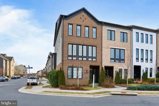 $1,098,800 | 20305 Savin Hill Drive, Ashburn, VA 20147