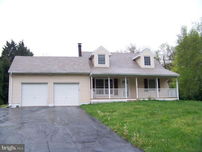 75 Cambridge Road Elkton, MD 21921 - Photo 1 of 7 a front view of a house with a yard and garage