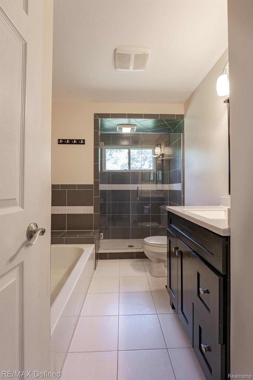 2850 Harrington Road Rochester, MI 48307 - Photo 13 of 25 1st Floor Bath_Custom Glass Shower