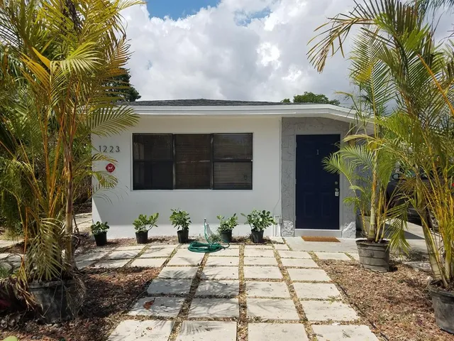 a view of a entryway of the house