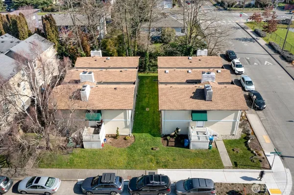 a view of a house with backyard