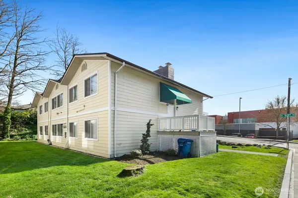 a view of a house with backyard