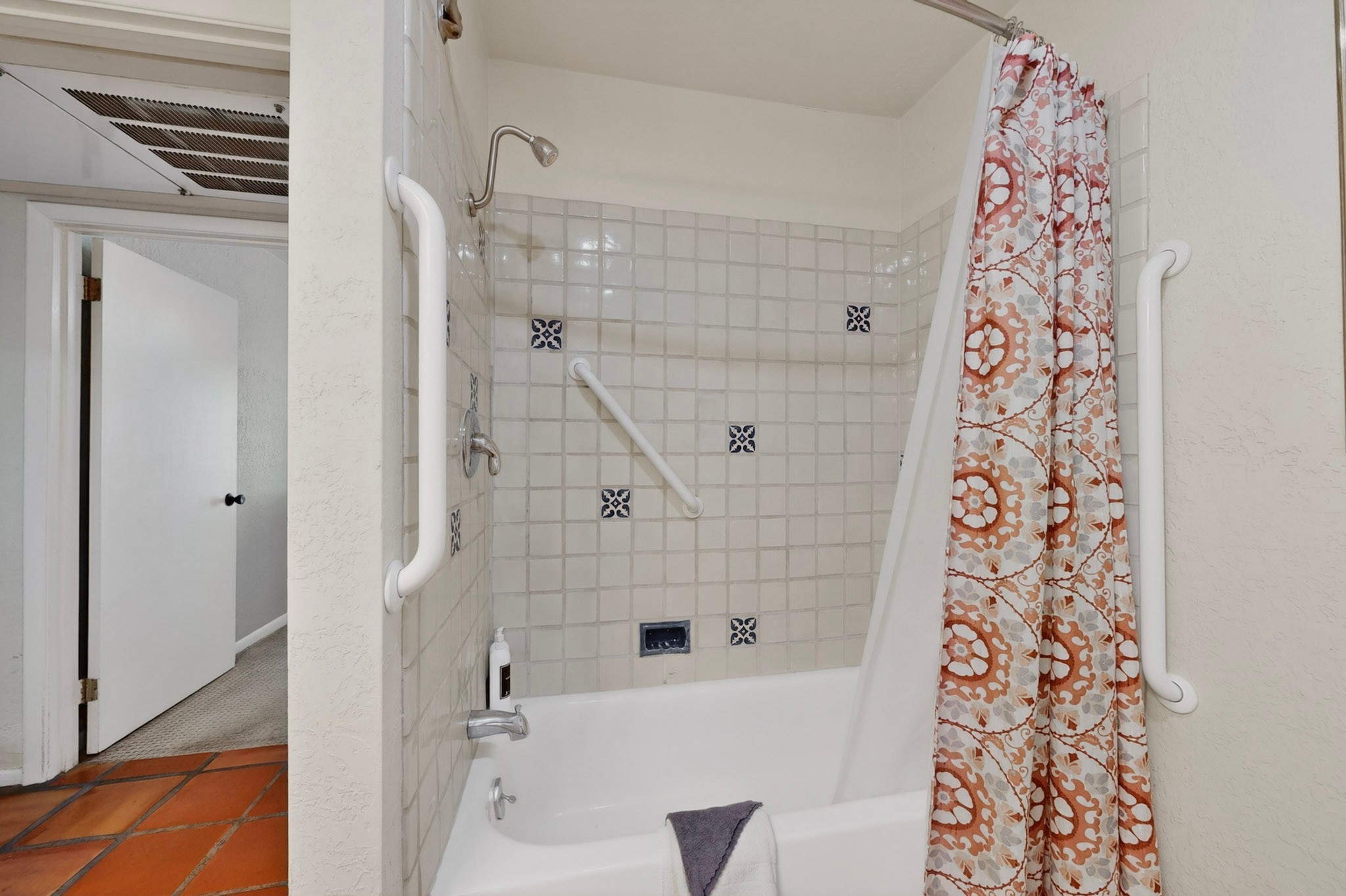 320 Artist Road, Unit 51 Santa Fe, NM 87501 - Photo 15 of 20 Primary Bathroom Shower & Tub Combo