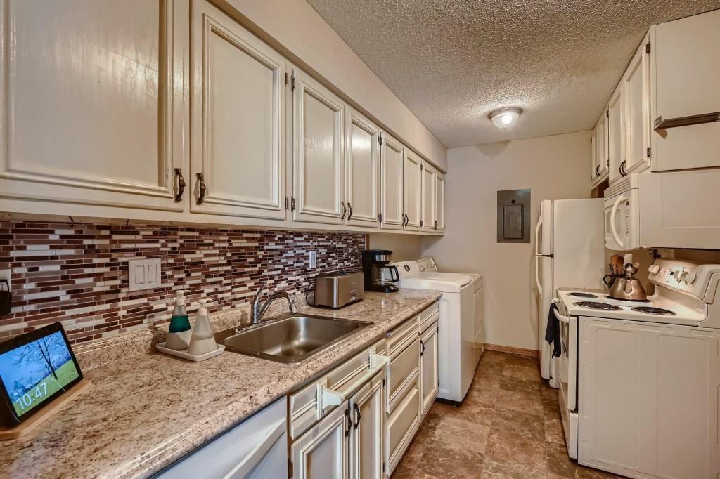 1163 Wagon Wheel Road Hopkins, MN 55343 - Photo 2 of 13