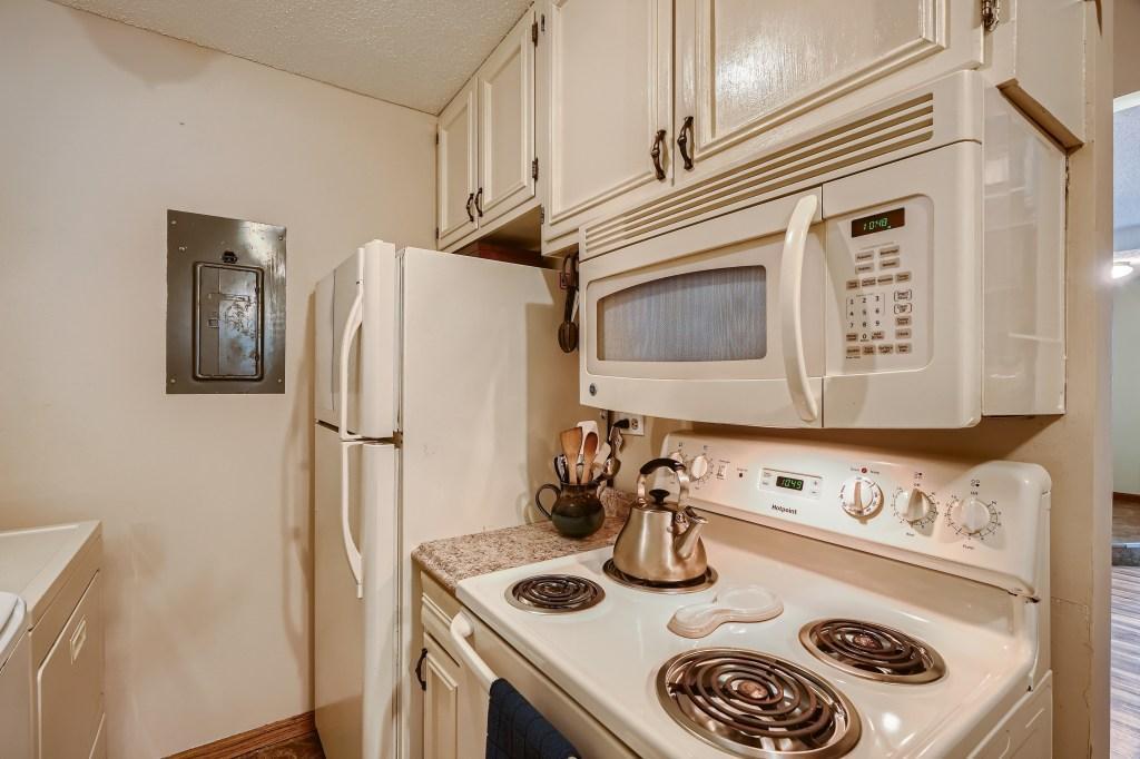 1163 Wagon Wheel Road Hopkins, MN 55343 - Photo 4 of 13