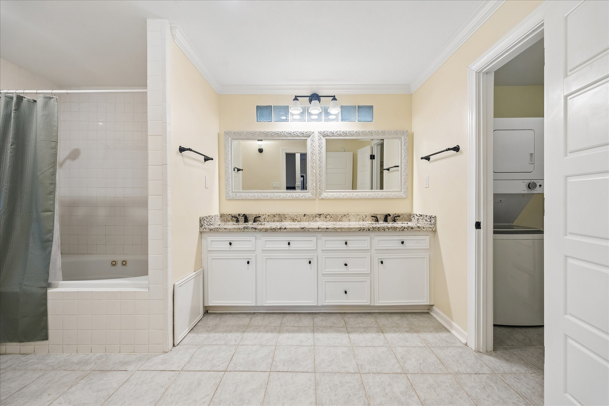 3231 North MacGregor Way Houston, TX 77004 - Photo 21 of 22 Apartment bathroom featuring convenient in unit laundry closet with a washer and dryer included