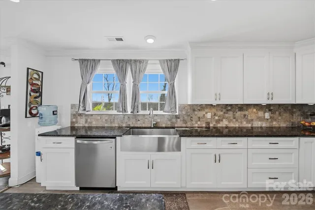 $389,900 | 6719 Lakeview Terrace, Hickory, NC 28601