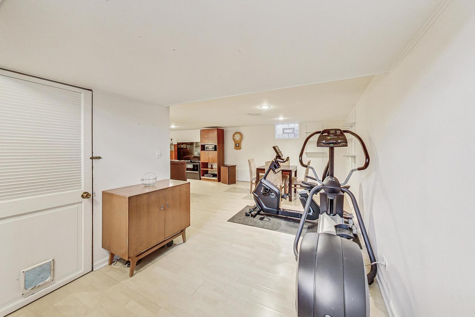 1016 Midway Road Northbrook, IL 60062 - Photo 17 of 27 a view of a room with gym equipment