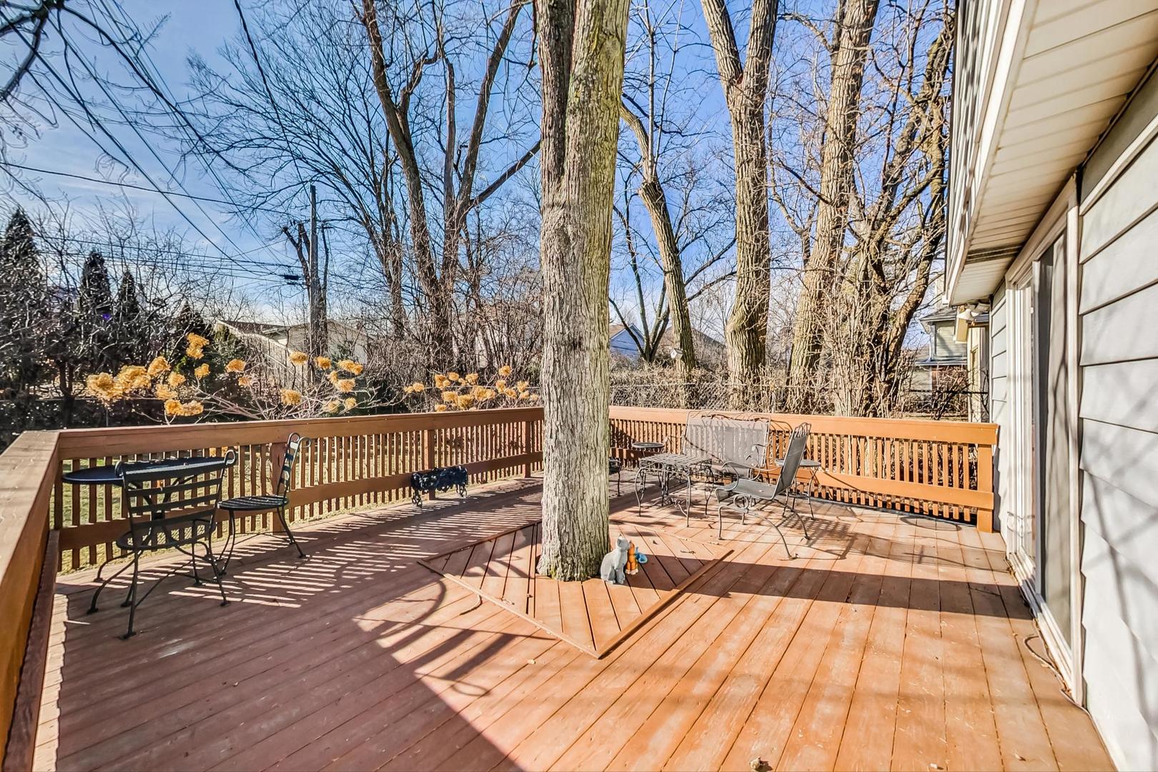 1016 Midway Road Northbrook, IL 60062 - Photo 20 of 27 a view of outdoor space with seating area