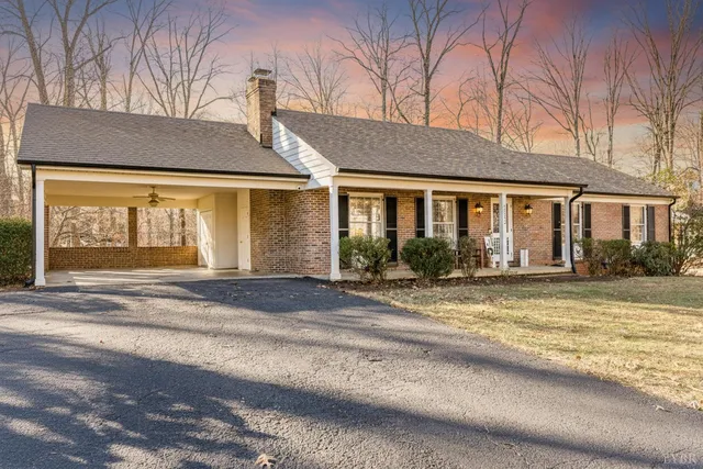 a flag is sitting in the middle of a yard