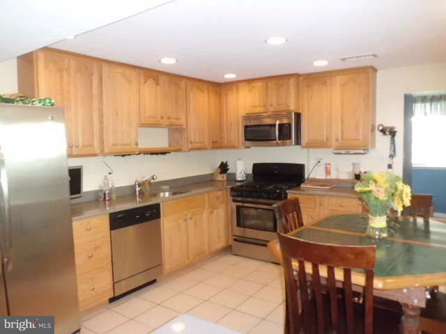 512 Cheddington Road Linthicum Heights, MD 21090 - Photo 3 of 17 Kitchen