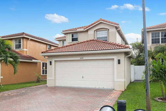 a view of a back yard of the house