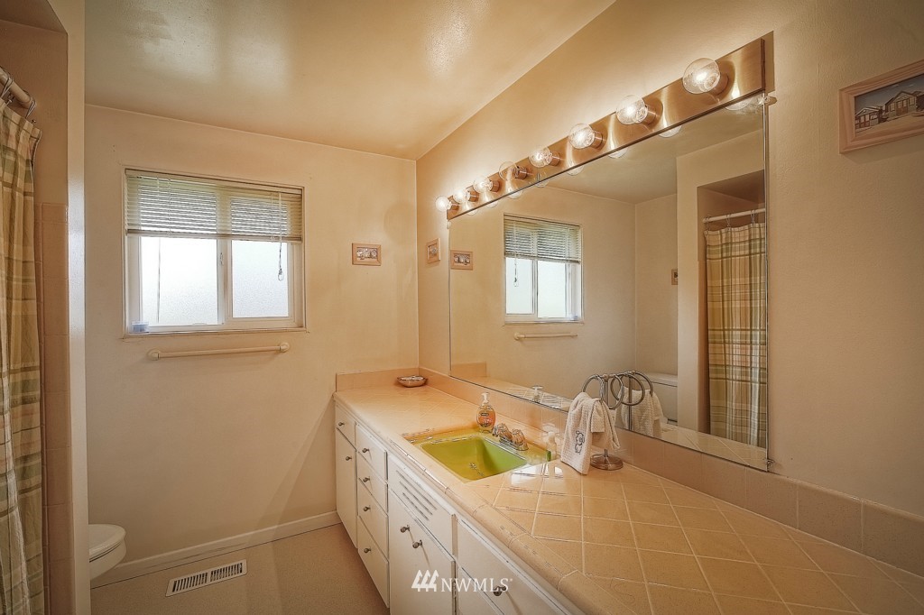 8401 215th Street Southwest Edmonds, WA 98026 - Photo 11 of 21 Gallery Image 11