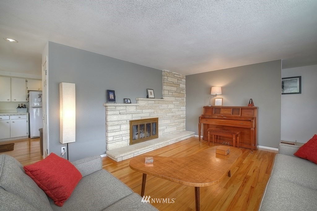 8401 215th Street Southwest Edmonds, WA 98026 - Photo 4 of 21 Gallery Image 4