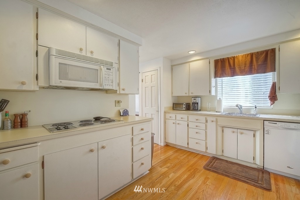 8401 215th Street Southwest Edmonds, WA 98026 - Photo 6 of 21 Gallery Image 6
