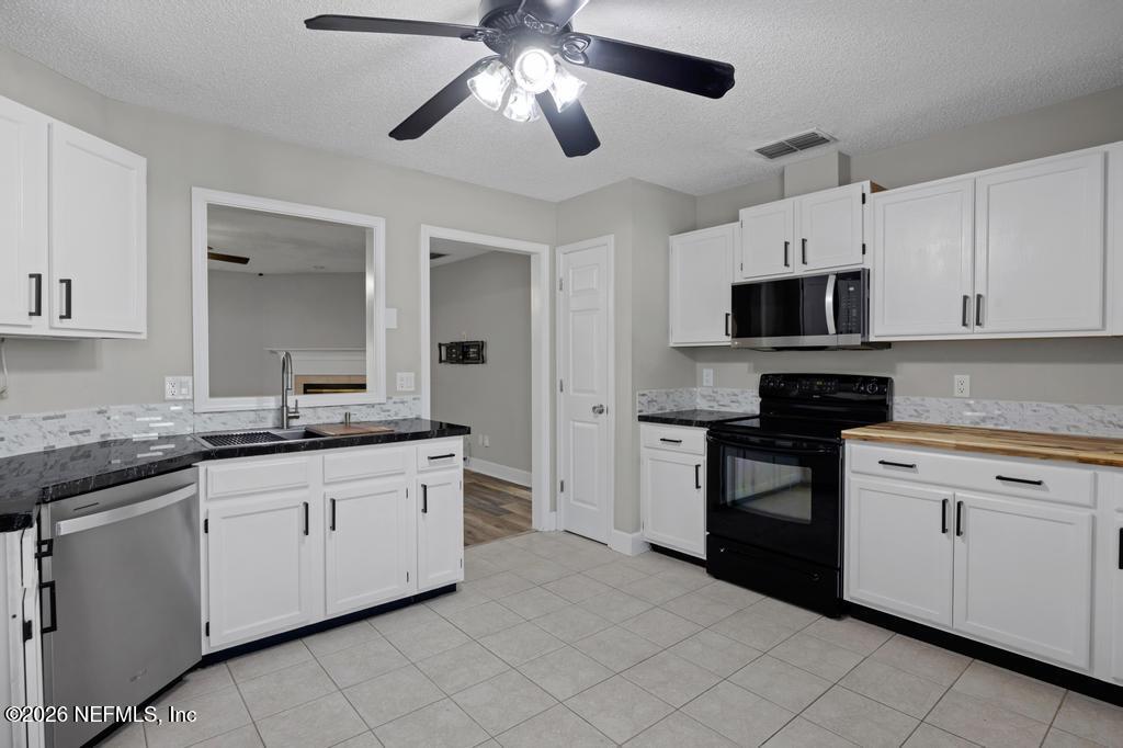 2733 Rochford Court Jacksonville, FL 32225 - Photo 5 of 19 Kitchen