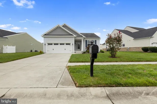 a view of a house with backyard and garden