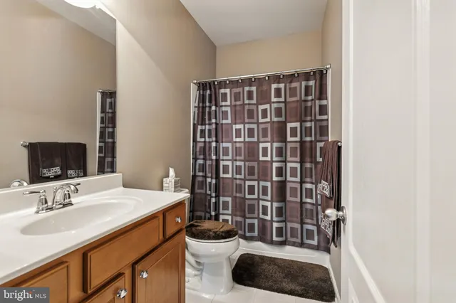 a view of a livingroom with furniture