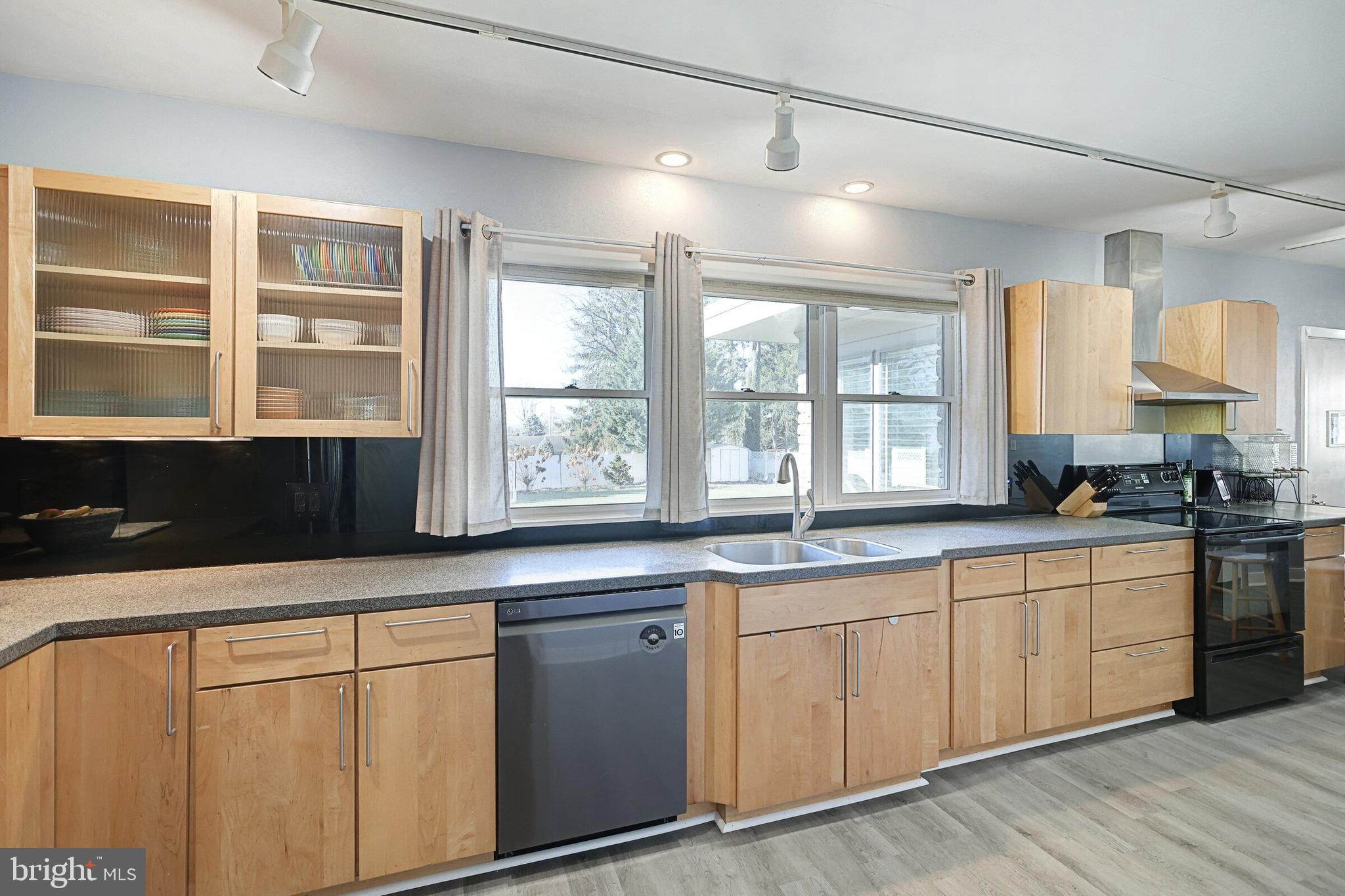 146 George Street Hanover, PA 17331 - Photo 24 of 83 Eat-in Kitchen