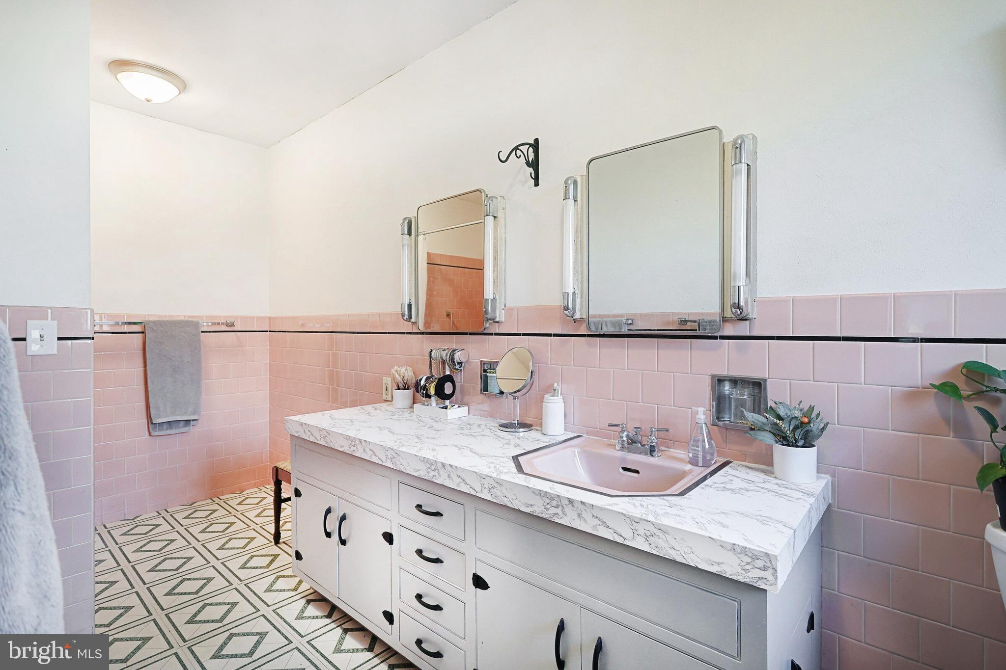 146 George Street Hanover, PA 17331 - Photo 45 of 83 Main level primary en suite full bath
