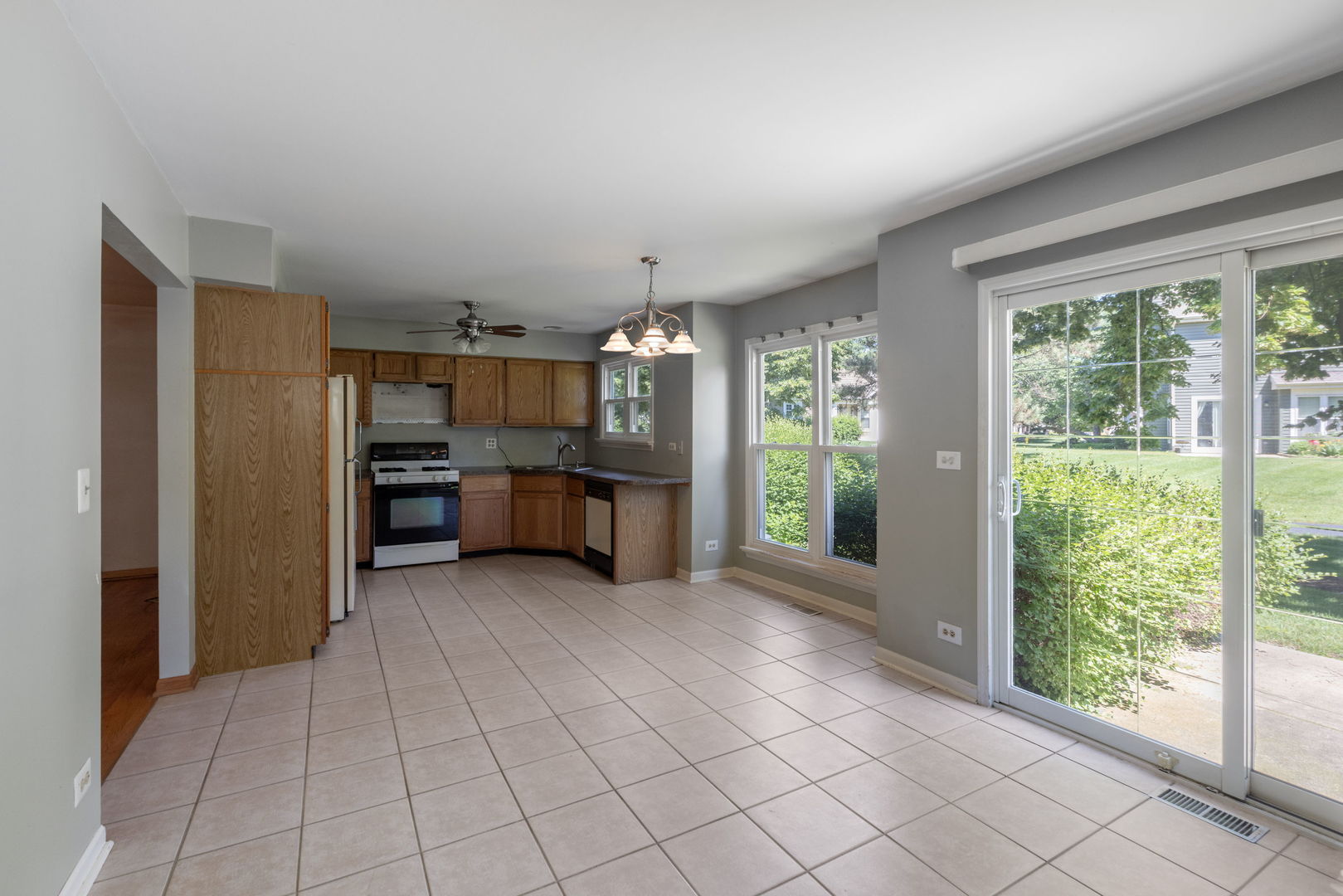 1059 Ridgefield Circle Carol Stream, IL 60188 - Photo 8 of 24