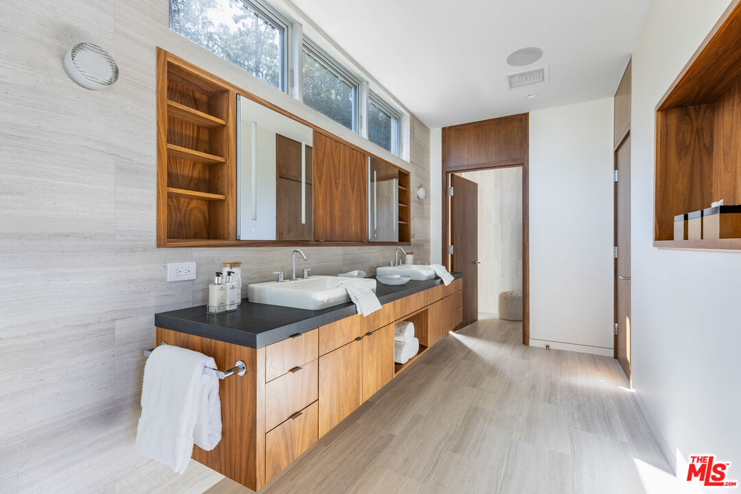 1301 Devlin Drive Los Angeles, CA 90069 - Photo 24 of 47