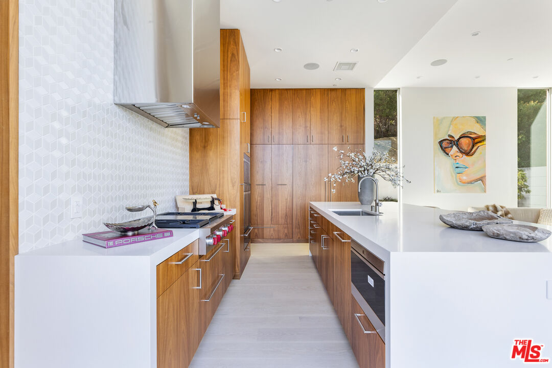 1301 Devlin Drive Los Angeles, CA 90069 - Photo 10 of 47