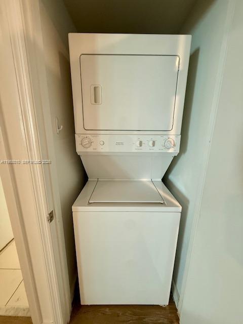 55 Southeast 6th Street, Unit 1807 Miami, FL 33131 - Photo 15 of 23 a utility room with dryer and washer