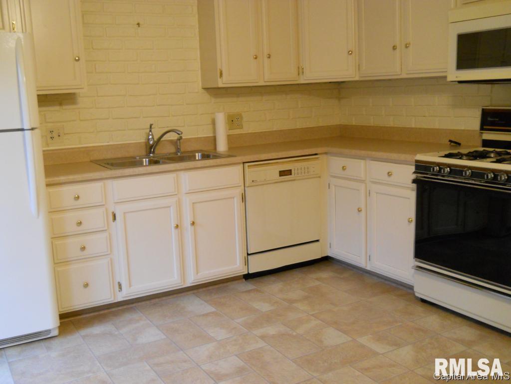 1227 Interlacken Road Springfield, IL 62704 - Photo 5 of 10