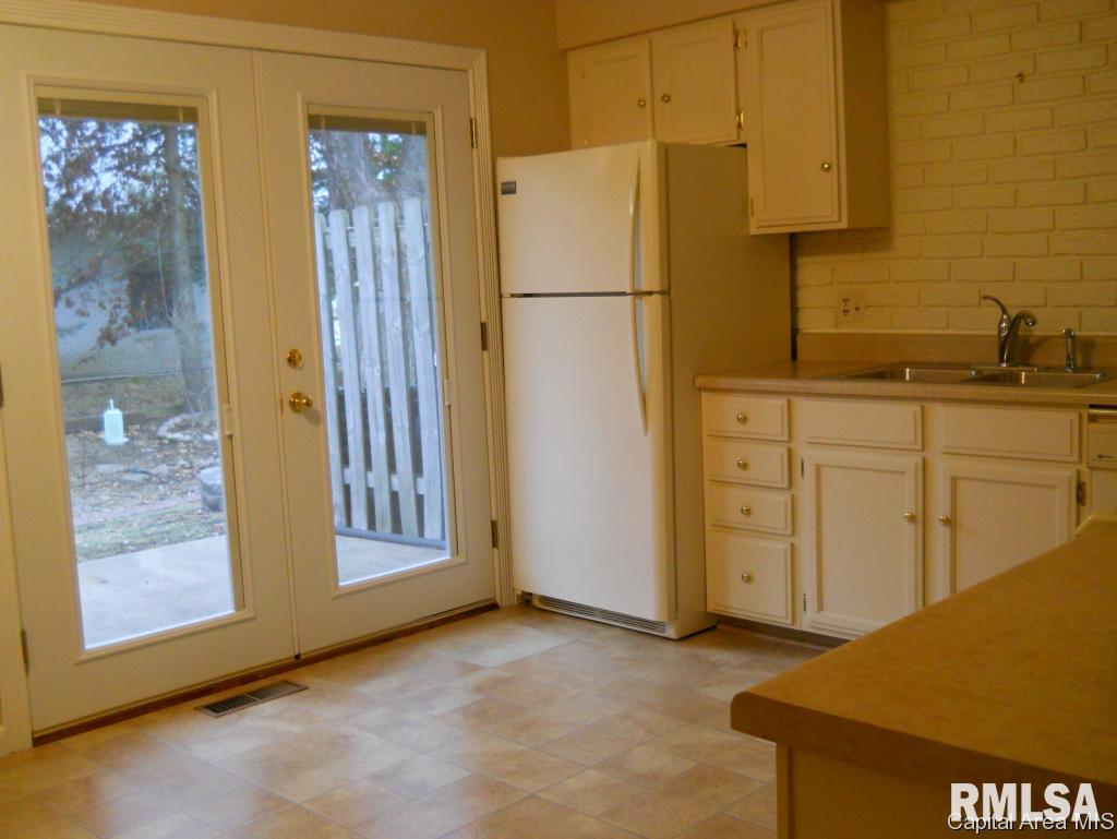 1227 Interlacken Road Springfield, IL 62704 - Photo 6 of 10