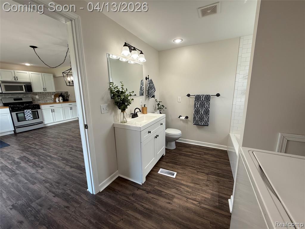 1496 Wiggins Road Fenton, MI 48430 - Photo 7 of 29