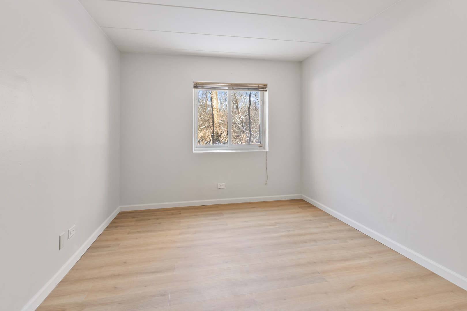 17000 Novak Drive, Unit T105 Hazel Crest, IL 60429 - Photo 10 of 15 an empty room with a window