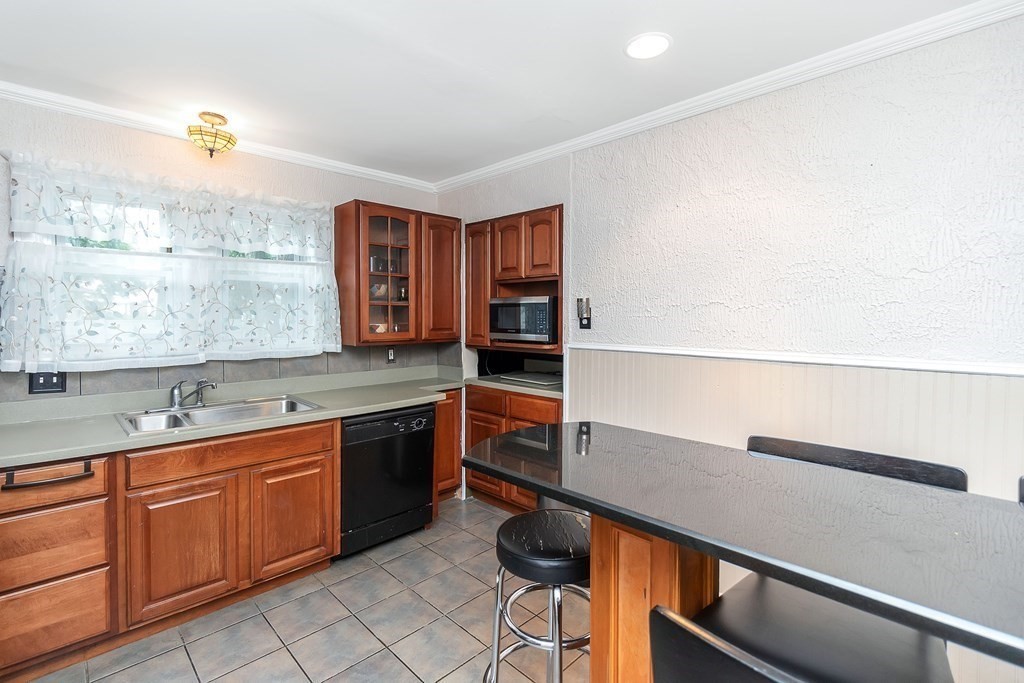 83 Wexford Street Springfield, MA 01118 - Photo 9 of 40