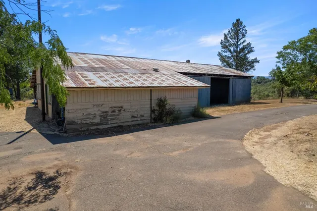 a view of a houses with a yard