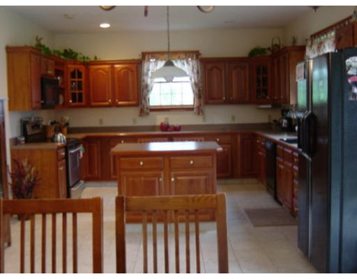 221 8 Lots Road Sutton, MA 01590 - Photo 9 of 15