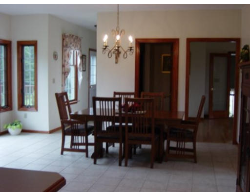 221 8 Lots Road Sutton, MA 01590 - Photo 10 of 15