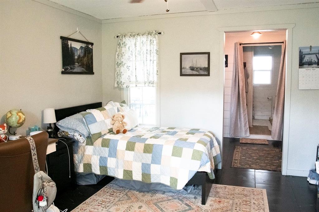 298 Redbud A Mexia, TX 76667 - Photo 25 of 40 a bedroom that has a bed and a table in it