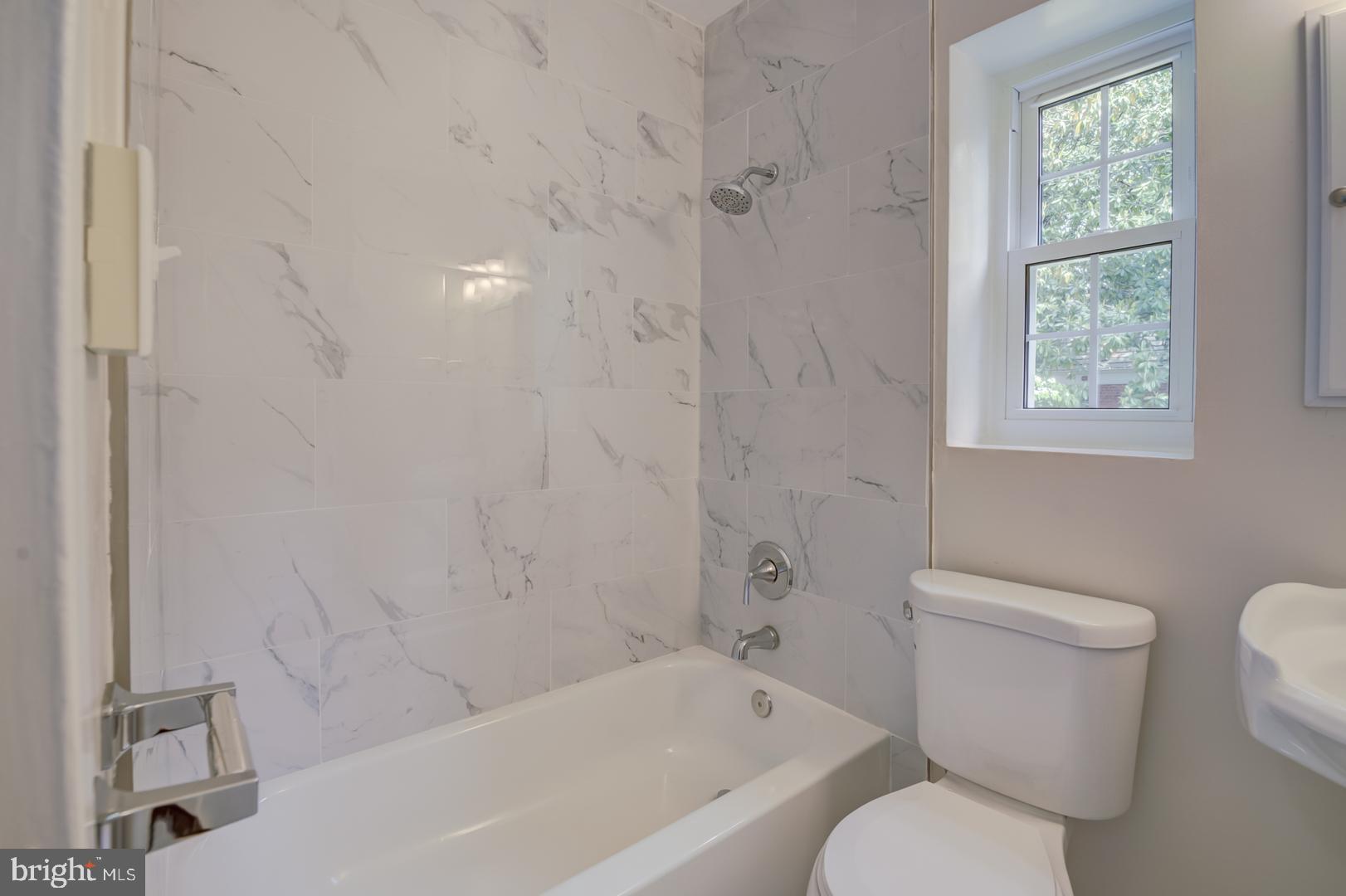 1628 Mt Eagle Place Alexandria, VA 22302 - Photo 28 of 41 a bathroom with a toilet and a bathtub
